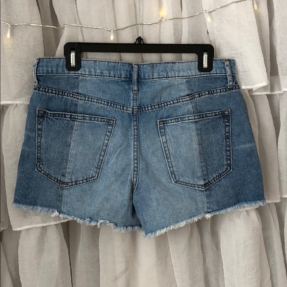 Gap Two-Toned Denim Shorts - Picture 2 of 3